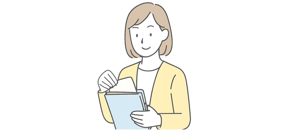 書類整理をしている女性